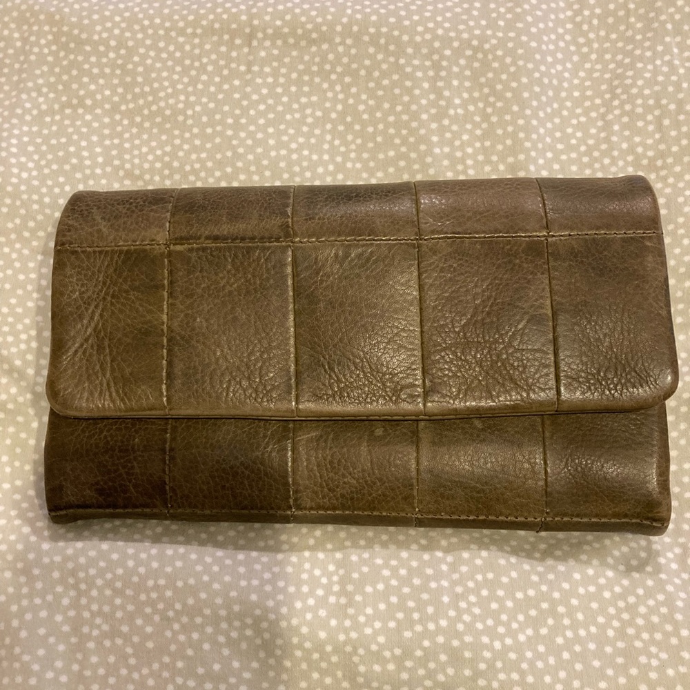 Luscious tan leather with beautiful cross over leather.